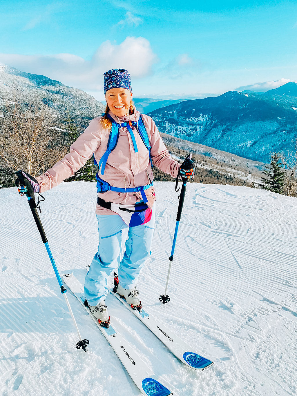 Kate Harvey on skis, wearing a sustainable BirdieBlue hip bag
